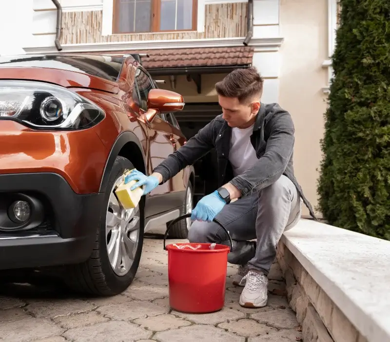 Lavage auto à domicile Choisy-en-Brie : professionnel intervenant sur un véhicule
